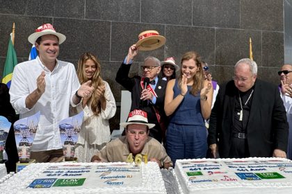 No alto do Cristo, Paes participou da missa celebrada pelo arcebispo, cardeal Dom Orani Tempesta e apagou as velas do bolo de 461 anos da cidade – Foto/Divulgação Prefeitura