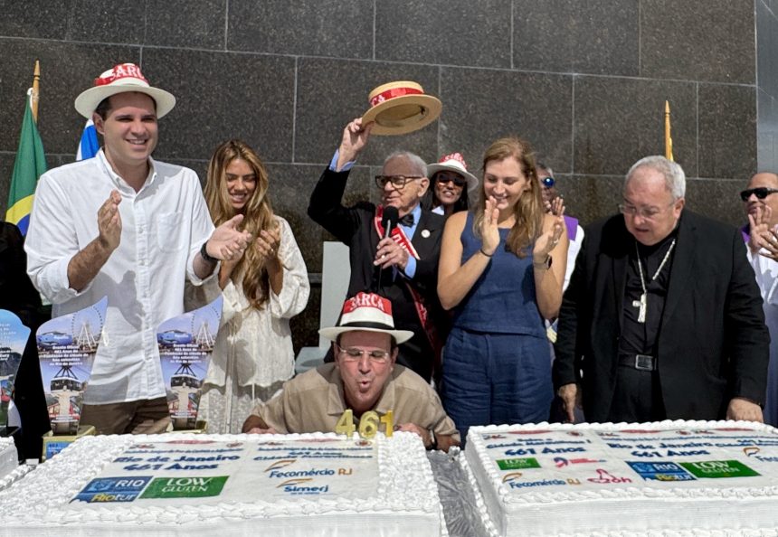 No alto do Cristo, Paes participou da missa celebrada pelo arcebispo, cardeal Dom Orani Tempesta e apagou as velas do bolo de 461 anos da cidade – Foto/Divulgação Prefeitura