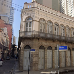 Sobrados históricos na esquina das ruas Miguel Couto e Teófilo Otoni