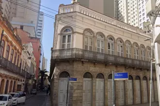 Sobrados históricos na esquina das ruas Miguel Couto e Teófilo Otoni