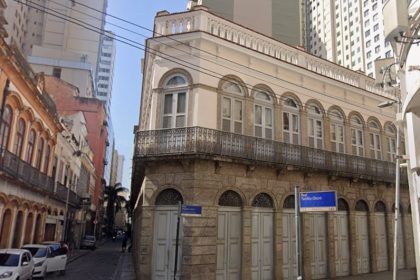 Sobrados históricos na esquina das ruas Miguel Couto e Teófilo Otoni