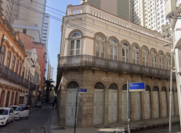 Sobrados históricos na esquina das ruas Miguel Couto e Teófilo Otoni