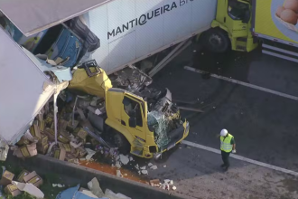 Colisão de caminhões na Via Dutra