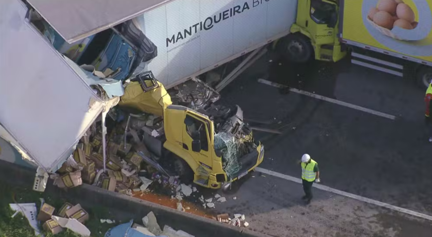 Colisão de caminhões na Via Dutra