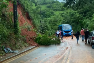 Deslizamento de terra na RJ-125, na altura de Japeri