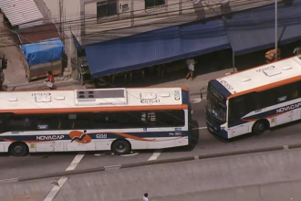 Quatro ônibus são atravessados na Praça Seca; Avenida Cândido Benício é totalmente fechada