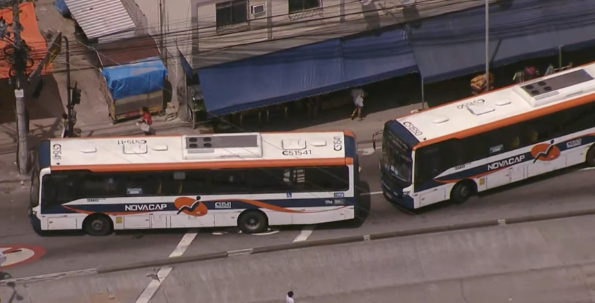 Quatro ônibus são atravessados na Praça Seca; Avenida Cândido Benício é totalmente fechada