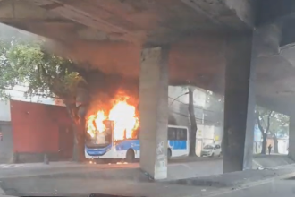 ônibus incendiado após operação contra Jiló dos Prazeres