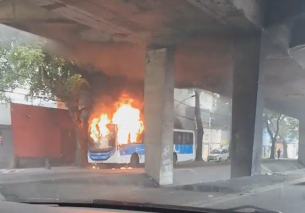 ônibus incendiado após operação contra Jiló dos Prazeres