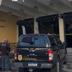 Agentes da PF na Câmara de Angra dos Reis em operação contra assessores fantasmas