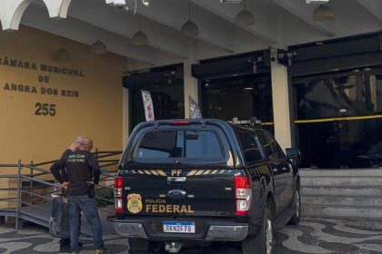 Agentes da PF na Câmara de Angra dos Reis em operação contra assessores fantasmas