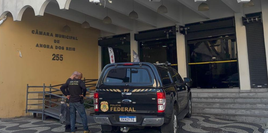 Agentes da PF na Câmara de Angra dos Reis em operação contra assessores fantasmas