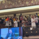 Manifestantes são expulsos da Câmara do Rio durante protesto contra rejeição de projeto de reconhecimento da Parada LGBTI+