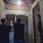 portão de ferro em bunker do tráfico na Lapa