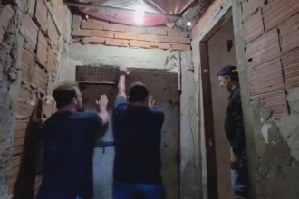portão de ferro em bunker do tráfico na Lapa