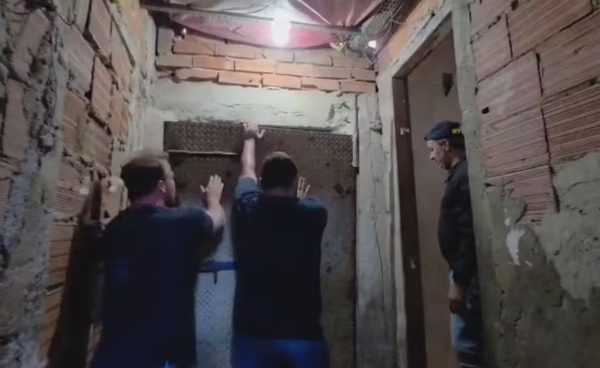portão de ferro em bunker do tráfico na Lapa