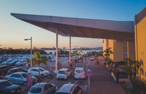 Estacionamento do shopping Park Lagos, em Cabo Frio, onde Justiça do Rio vetou shows