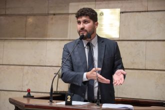 William Siri assume liderança do PSOL na Câmara do Rio, no lugar de Thais Ferreira