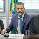 Rodrigo Amorim na CCJ da Alerj, onde criticou o secretário da PM, coronel Menezes.