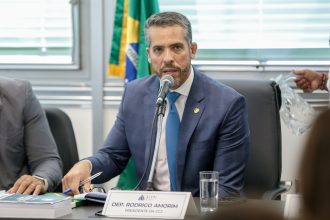 Rodrigo Amorim na CCJ da Alerj, onde criticou o secretário da PM, coronel Menezes.