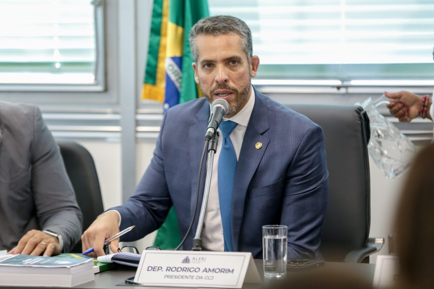 Rodrigo Amorim na CCJ da Alerj, onde criticou o secretário da PM, coronel Menezes.