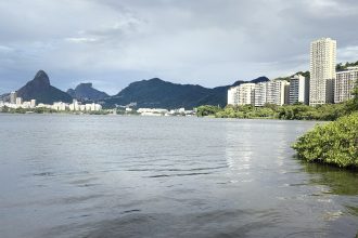 Lagoa Rodrigo de Freitas após interceptação de esgoto