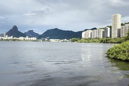 Lagoa Rodrigo de Freitas após interceptação de esgoto