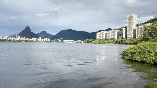 Lagoa Rodrigo de Freitas após interceptação de esgoto