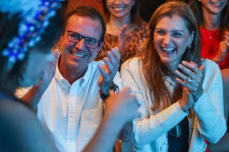 Homenagem à primeira-dama Cristine Paes é aprovada na Câmara do Rio; PL torce o nariz