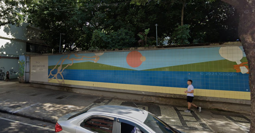 Muro na Praça Sarah Kubitschek, em Copacabana