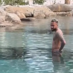 Neymar Jr. toma banho em lago artificial em Mangaratiba