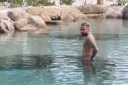 Neymar Jr. toma banho em lago artificial em Mangaratiba