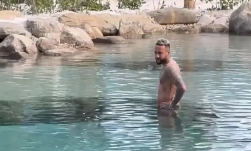 Neymar Jr. toma banho em lago artificial em Mangaratiba