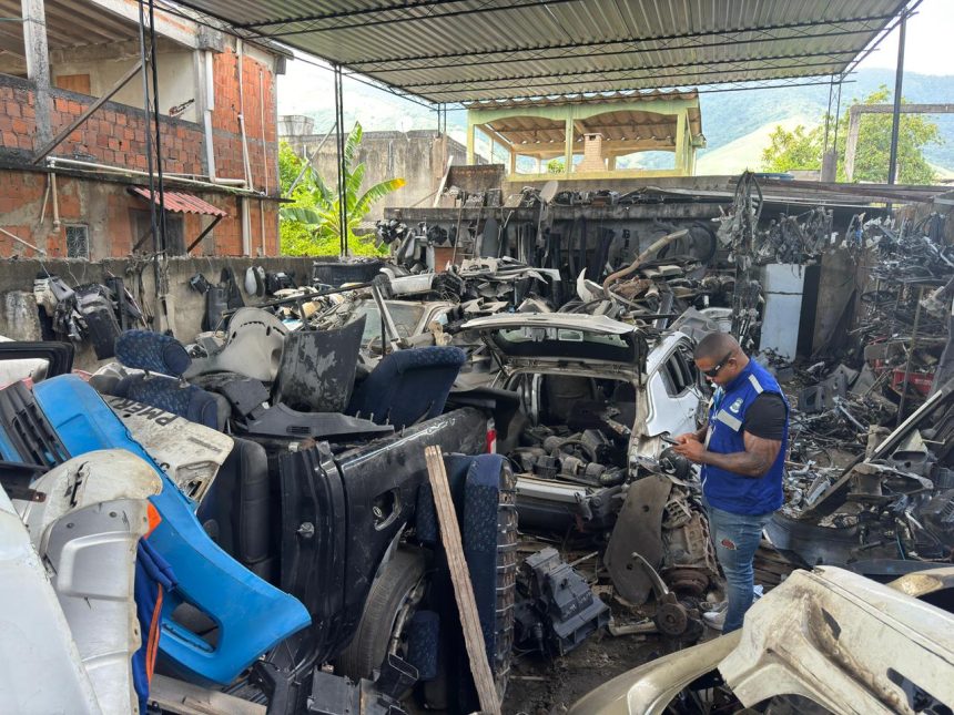 Fiscalização do Detran-RJ em ferros-velhos de Nova Iguaçu