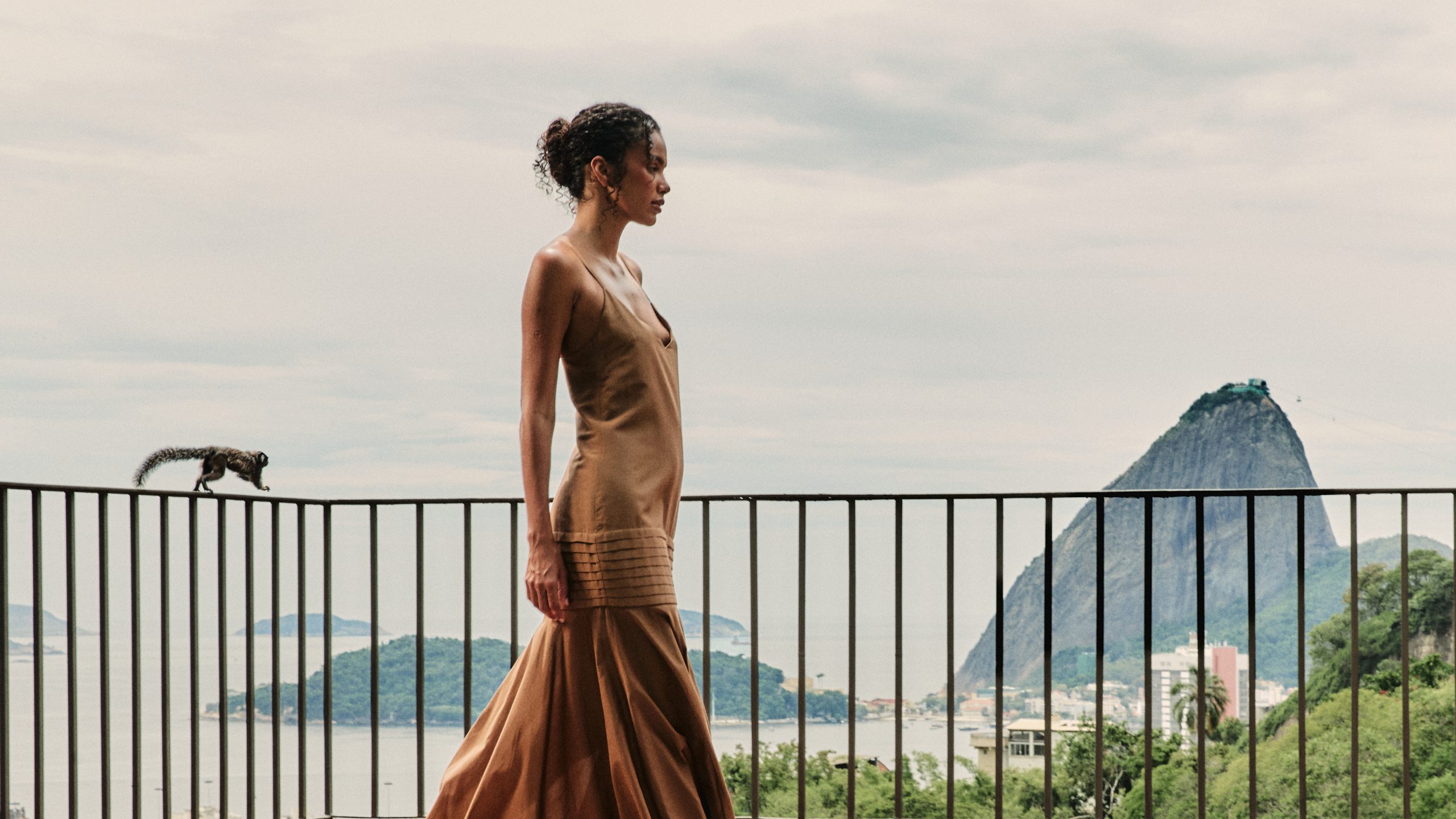 Biquini jeans, couro de pirarucu e fibras naturais: conheça as marcas que desfilam na Rio Fashion Week 2026 48 Após a pausa de uma década do evento e tentativa de relançamento em 2016 sob outro nome, a semana de moda do Rio de Janeiro retorna ao Píer Mauá