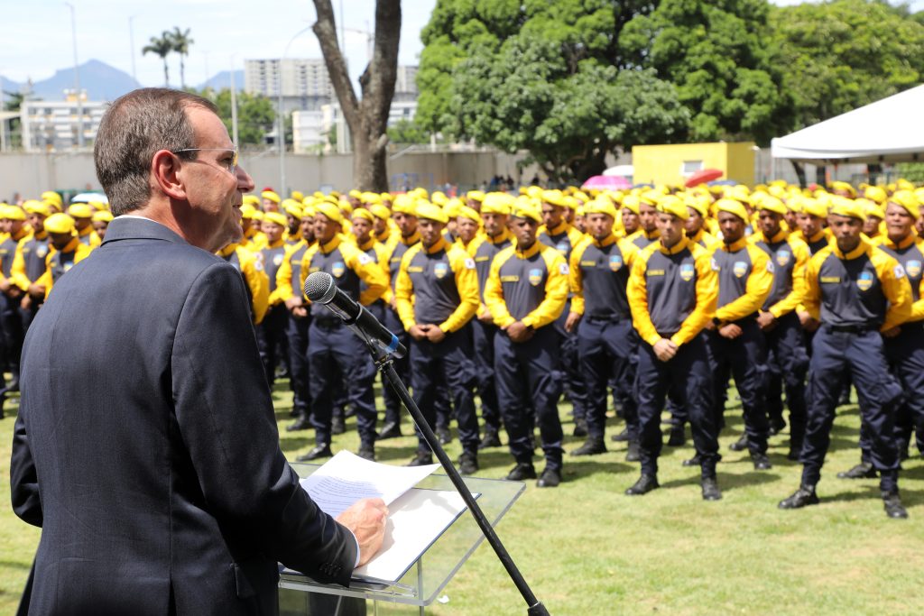 prefeito Eduardo Paes e agente da Força Municipal
