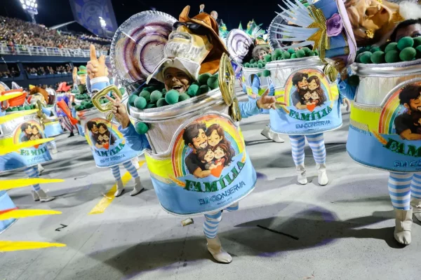 Ala "Neoconservadores em conserva" do desfile da Acadêmicos de Niterói