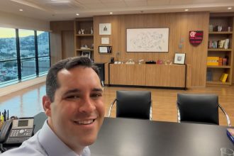 Eduardo Cavaliere com escudo do Flamengo