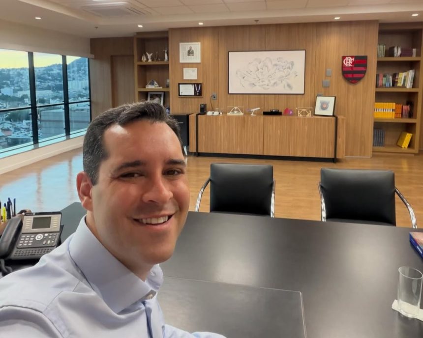 Eduardo Cavaliere com escudo do Flamengo