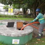 Para empresas, como restaurantes e bares, e condomínios, a manutenção e a limpeza regular de caixas de gordura e fossas sépticas são essenciais.