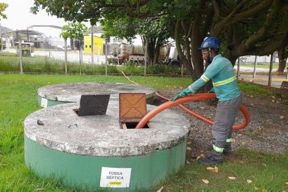 Para empresas, como restaurantes e bares, e condomínios, a manutenção e a limpeza regular de caixas de gordura e fossas sépticas são essenciais.