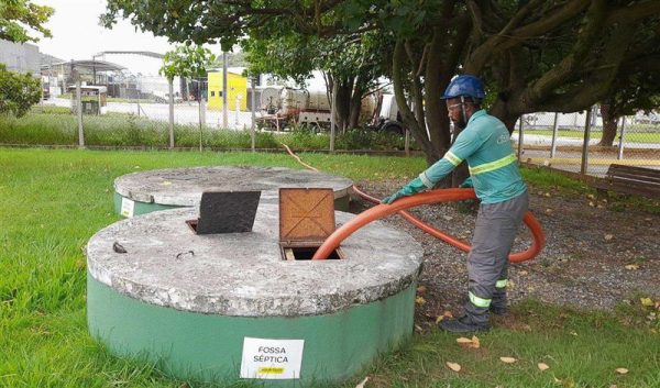 Para empresas, como restaurantes e bares, e condomínios, a manutenção e a limpeza regular de caixas de gordura e fossas sépticas são essenciais.