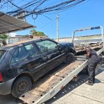 Carro sendo rebocado de calçadão na Taquara