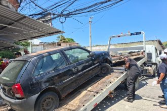 Carro sendo rebocado de calçadão na Taquara