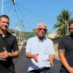 Douglas e Nelsinho Ruas com o pai, o prefeito de São Gonçalo Capitão Nélson (PL)