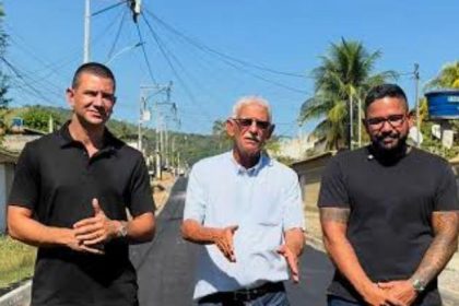 Douglas e Nelsinho Ruas com o pai, o prefeito de São Gonçalo Capitão Nélson (PL)