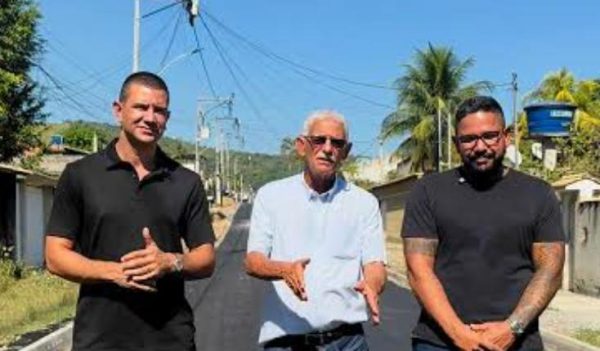 Douglas e Nelsinho Ruas com o pai, o prefeito de São Gonçalo Capitão Nélson (PL)