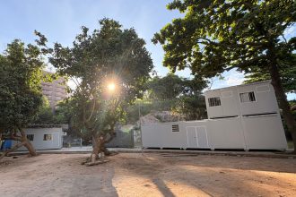 Contêineres da Comlurb na Praça Garota de Ipanem