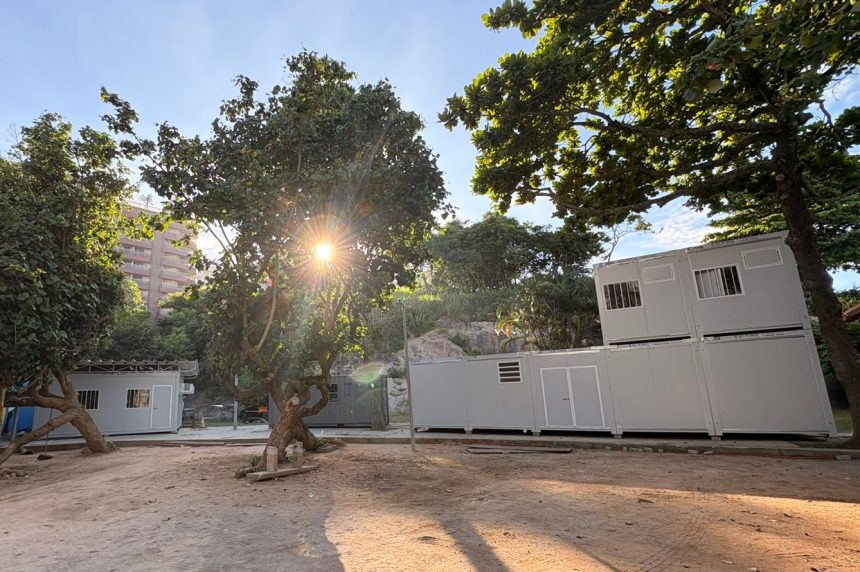 Contêineres da Comlurb na Praça Garota de Ipanem