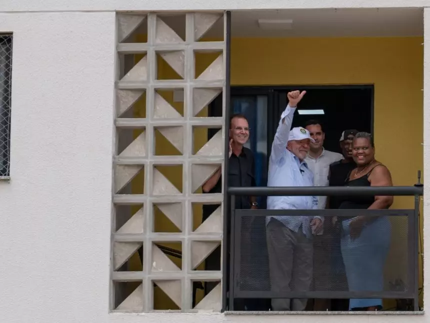Lula e Eduardo Paes participam da entrega de novos apartamentos do Morar Carioca do Aço